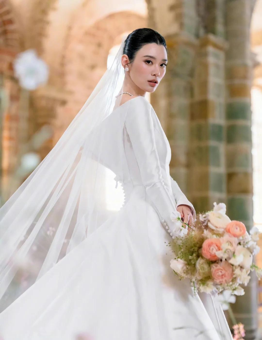 这也太美了。
奚梦瑶的脸真的好高级。生了两个孩子状态这么好，钱真的养人。