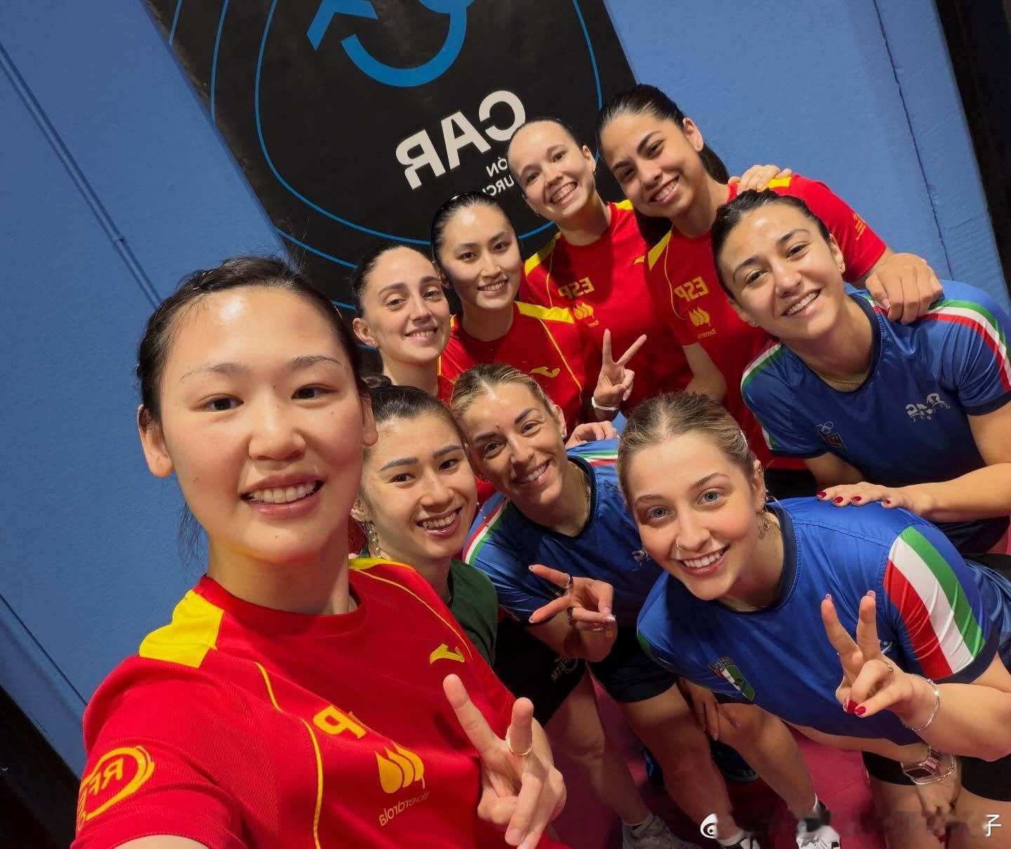 意大利女队和西班牙女队合练备战伦敦世乒赛📷 