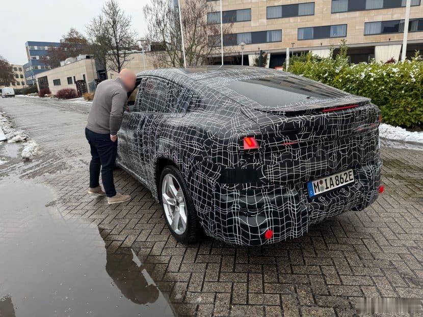 名车志谍照 【开启电动轿跑SUV新纪元，宝马iX4 测试曝光】照片显示宝马正在测
