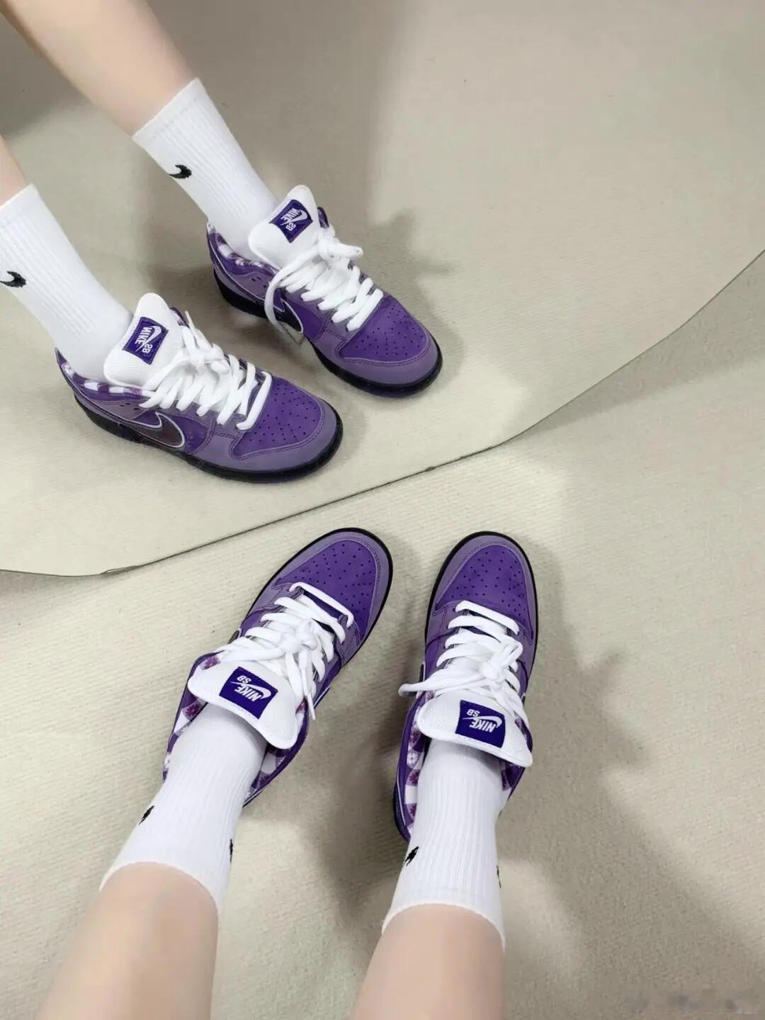 这双Nike SB Dunk Low以迷人的紫色调为主打，通过深浅不一的紫色麂皮