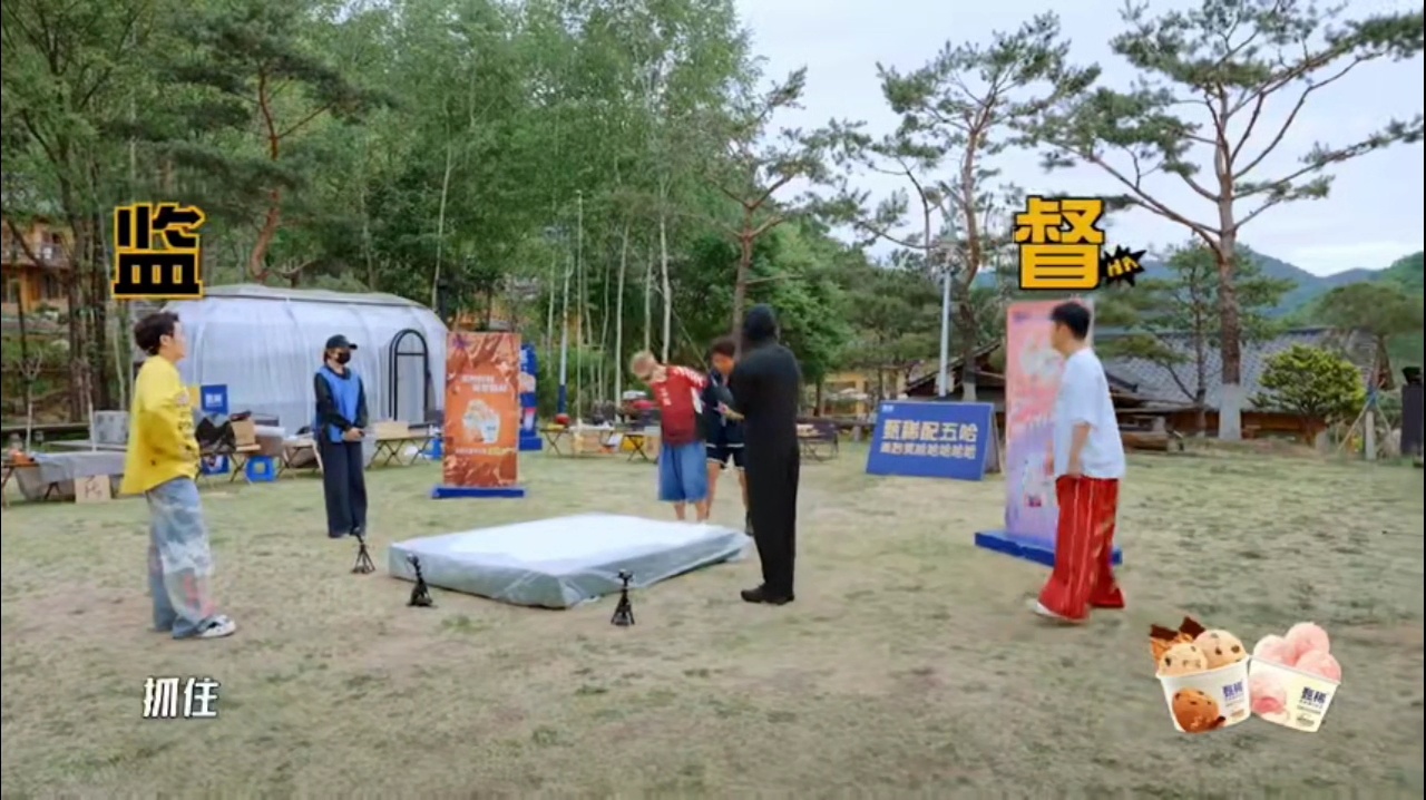 鹿晗身高不够鹿晗问身高不够咋办 鹿晗对着邓超一脸“你不对劲”，结果是自己身高拖了