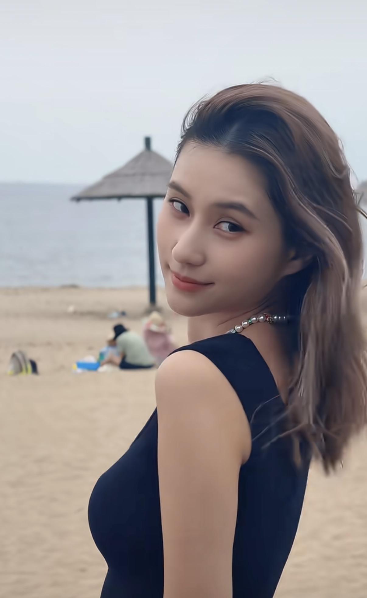 何超莲海边美照，她长得还挺有混血感的，不知道有没有和我一样，感觉她和阿娇长得很像