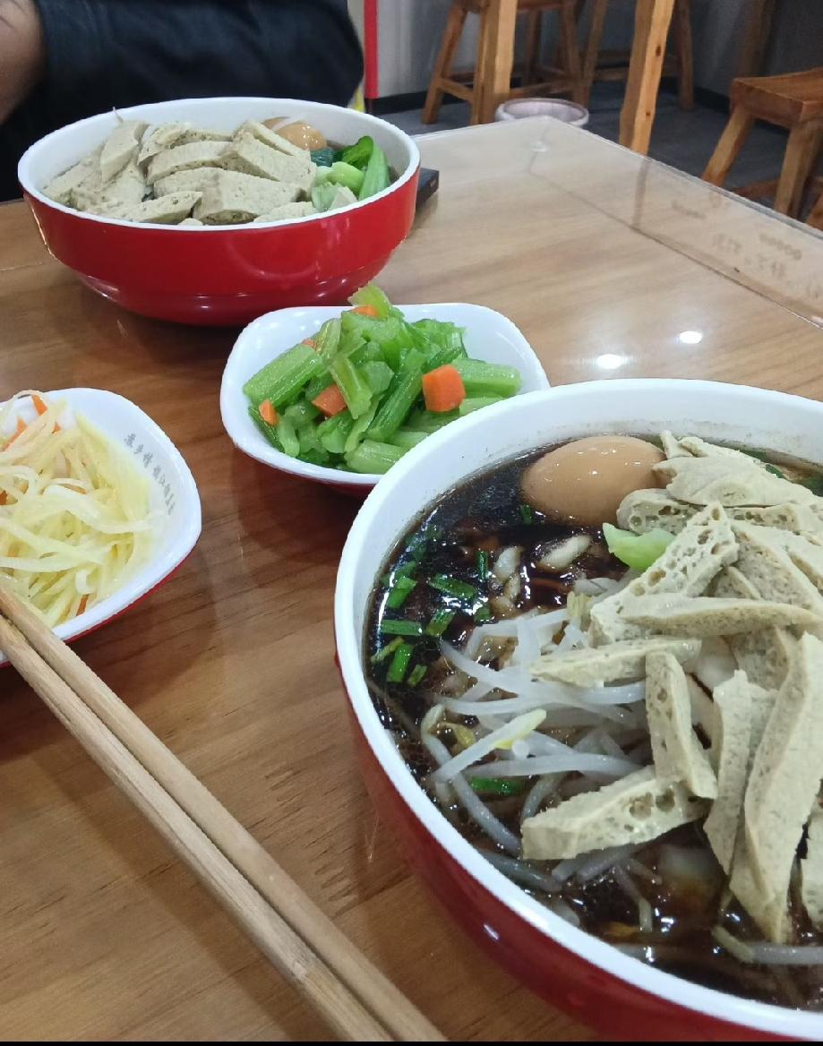 饿时馒头贵，饱时玫瑰香：读懂这句，悟透半生人生。

世间大道，藏于烟火，人生真谛