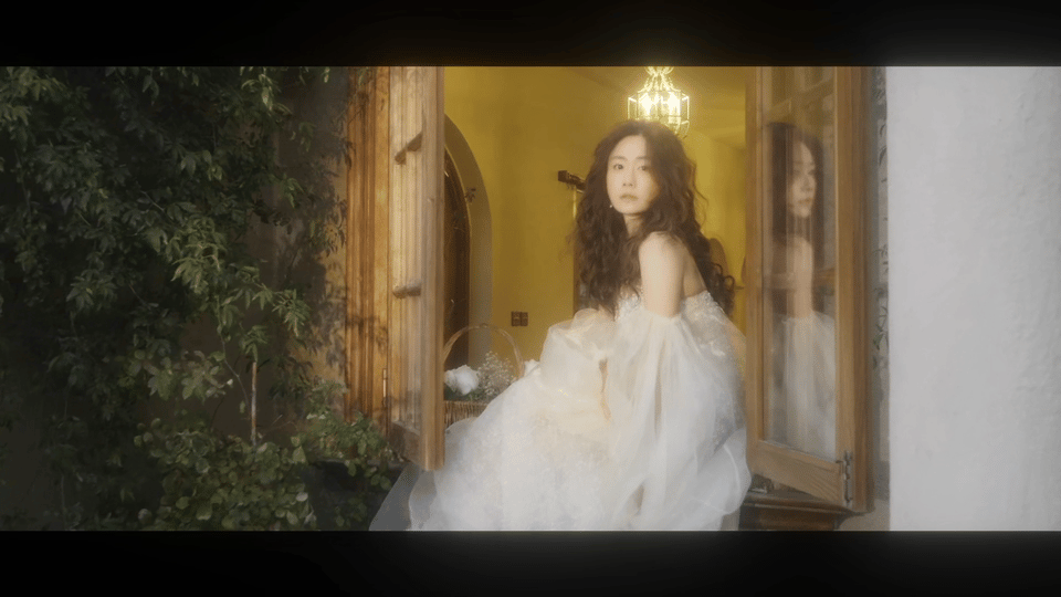 刘芸 油画里跑出来的公主 哇塞，刘芸这组照片仿佛把油画里的公主带到了现实！温柔又