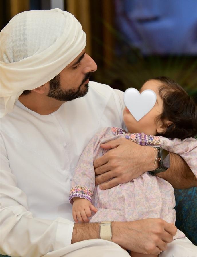 3月22日，迪拜王储哈曼丹和谢克哈王储妃的嫡女赫德公主迎来1周岁生日！
和二房的