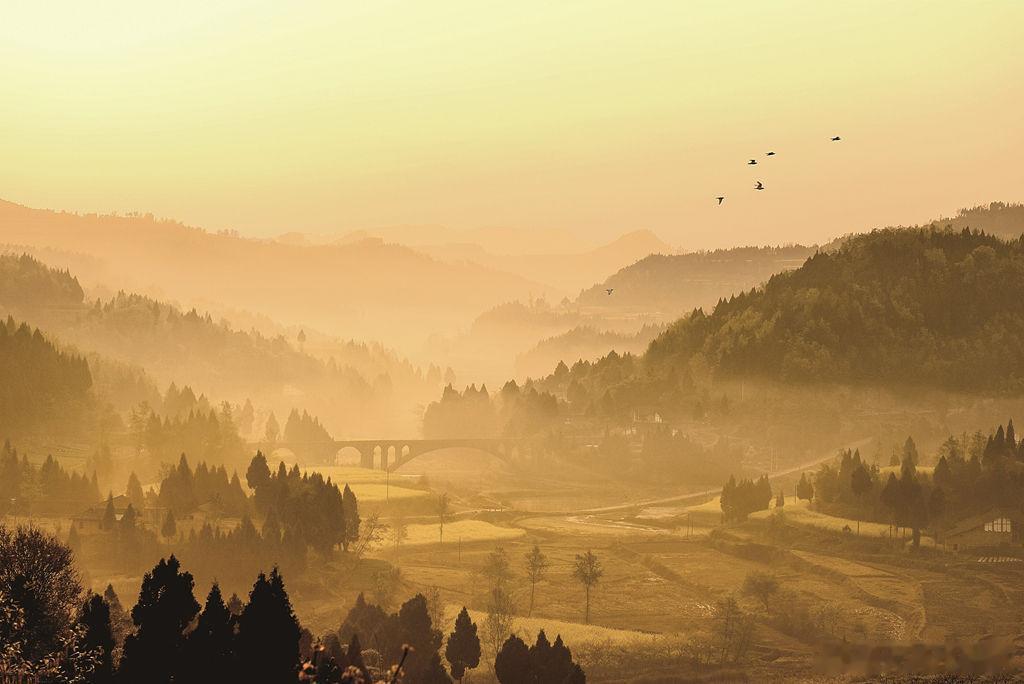 情感社区 【美丽家乡 四川阆中——晨雾如纱 青山隐画】       清晨的四川阆