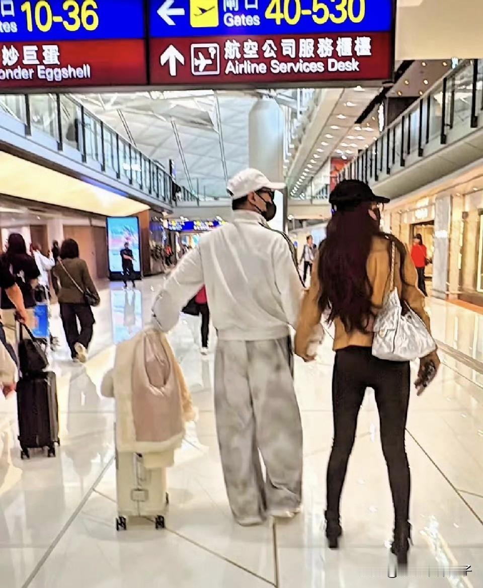 真的被甜到了！汪峰和女友森林北在机场十指紧扣……
2月26日，有网友在香港机场偶