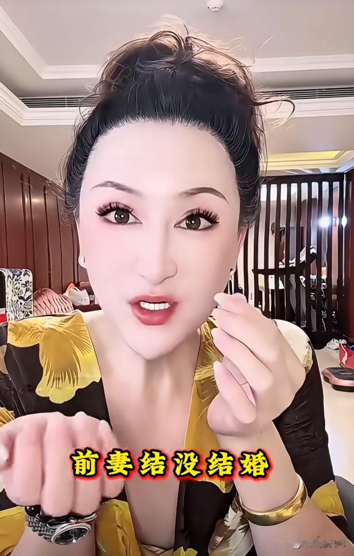 现在的男人真是让人看不懂，居然能比女人还漂亮。
这个男扮女装的，进直播间如果他不