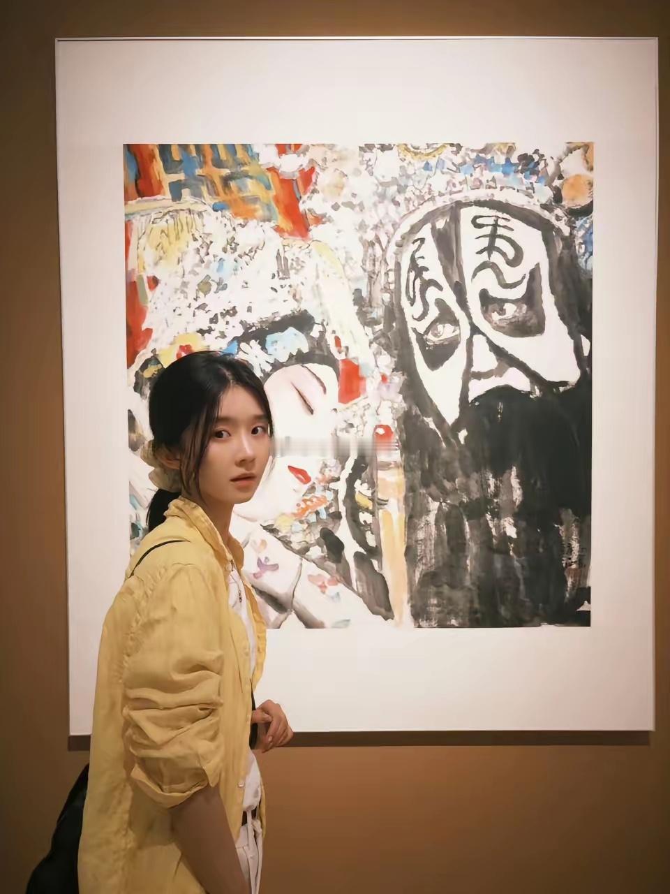 时隔一个月，宋伊人终于冒泡了，看她发的动态，原来是又和朋友去看了画展。照片里她笑