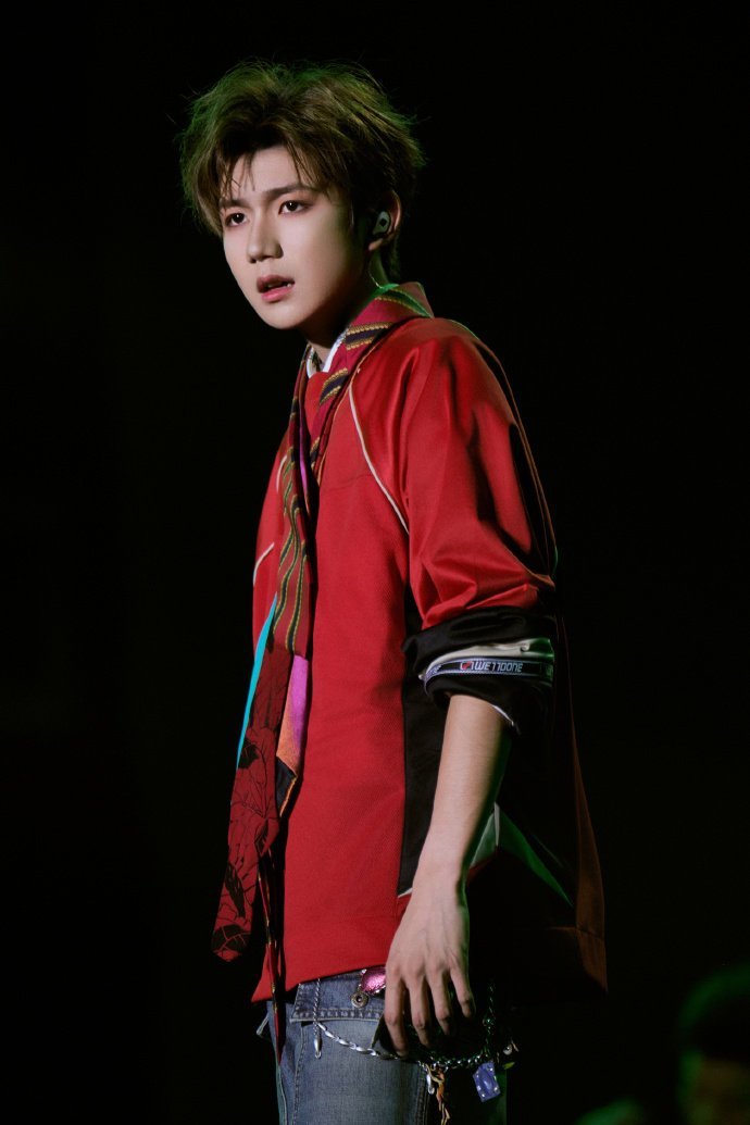 王源带了假几件领带王源领带打成围巾了王源舞台造型超有创意，领带叠戴像假几件，还意