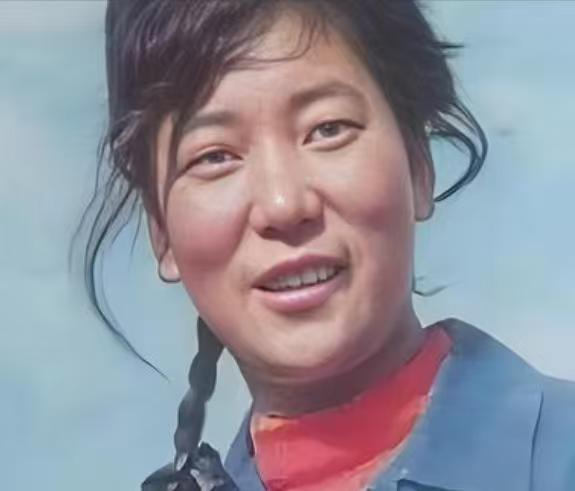 那天是1982年6月16号傍晚，贵德园艺场修水管，陶金兰一锹下去，“哐”一声，不