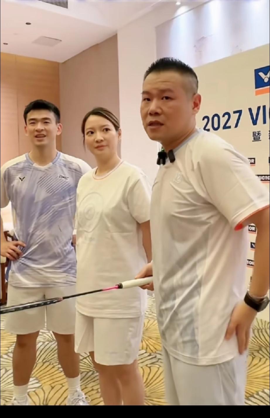 中间这个女人是谁啊？太牛了吧！和两个大名人站在一起，居然能站在C位！有人知道她是