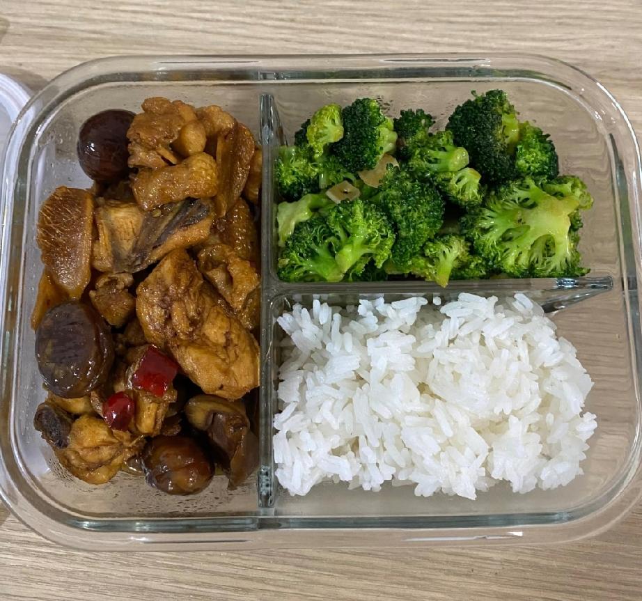 自己带饭真的很丢人吗？
我有一个同事，我们一起工作快三年了，这三年，我真的没有见