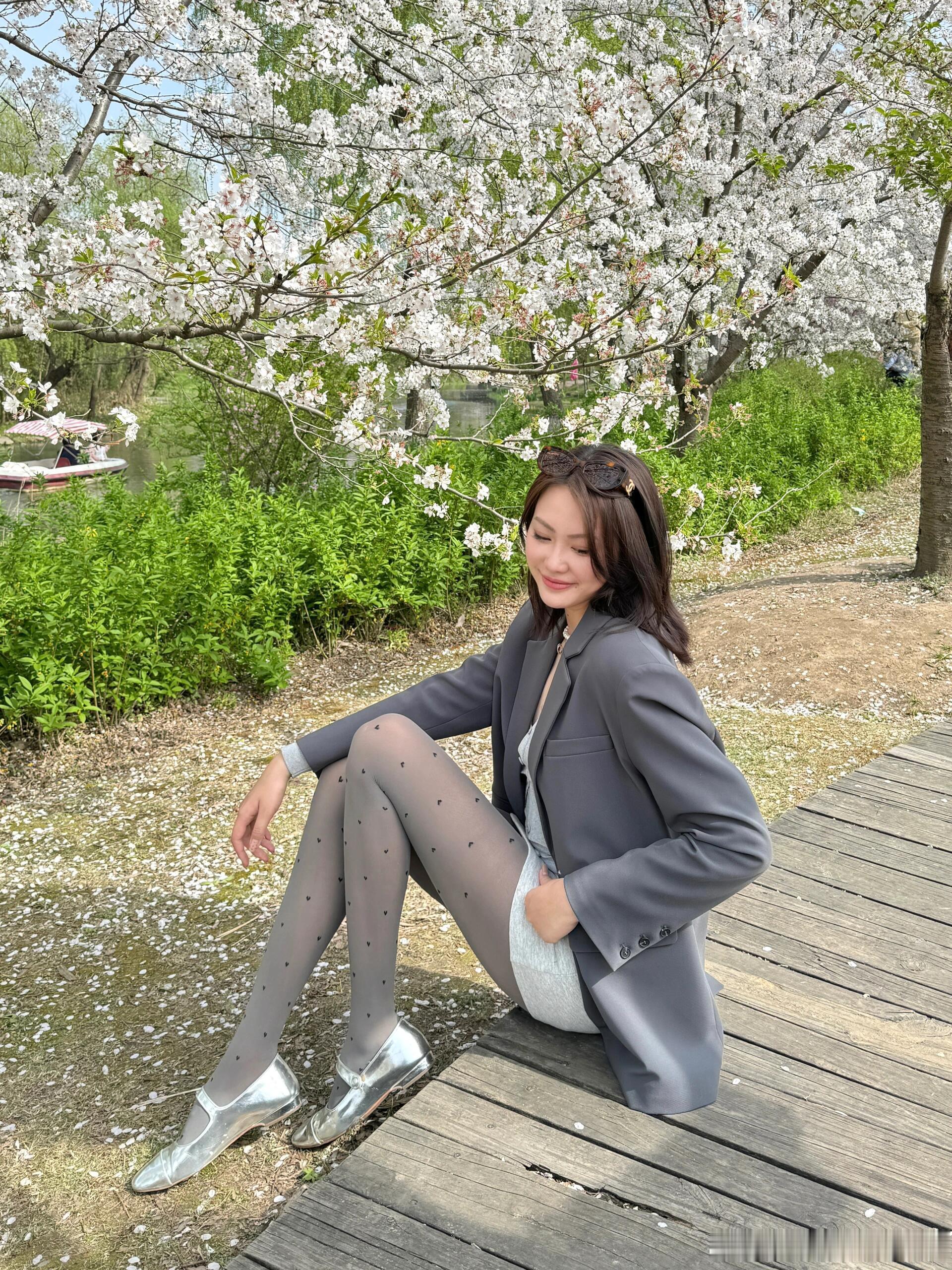 樱花树下，波点灰丝～ ​​​