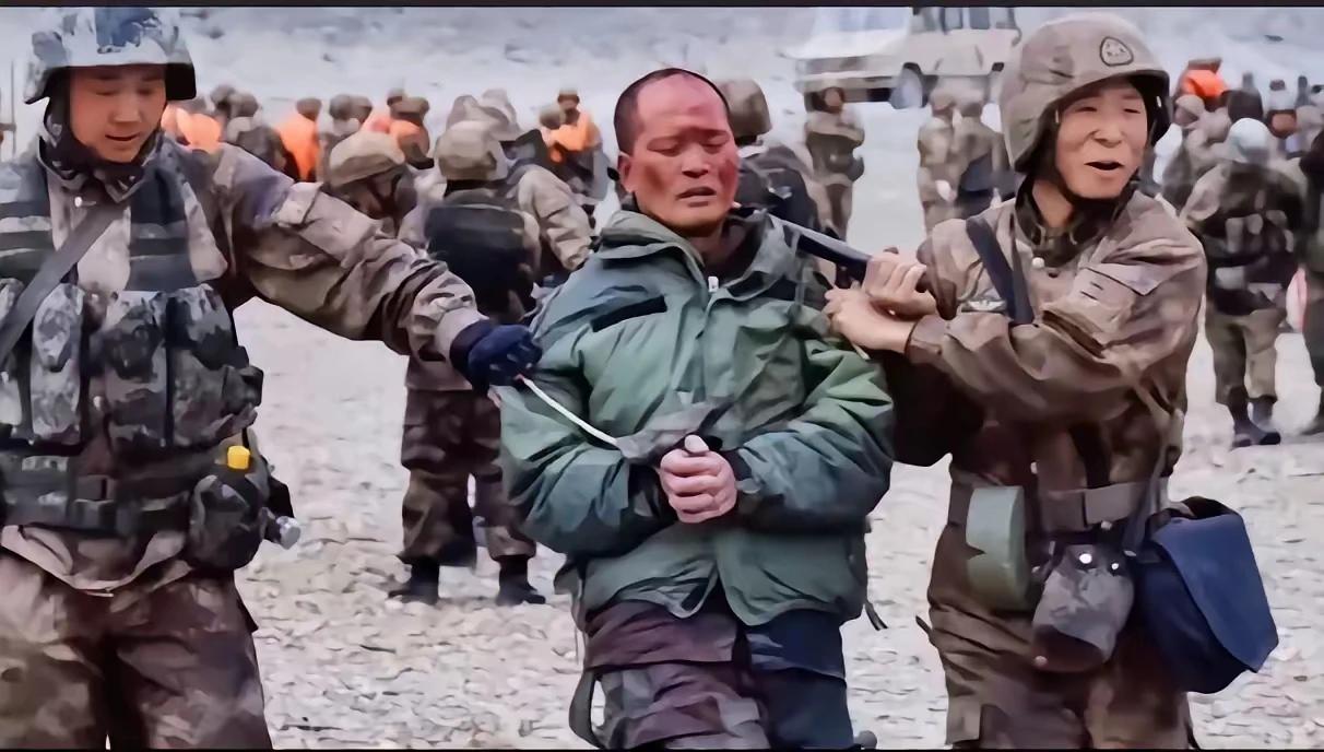 被吓破胆的印军士兵，被两名解放军战士押解着，这应该是前几年班公湖那一次冲突。
阿