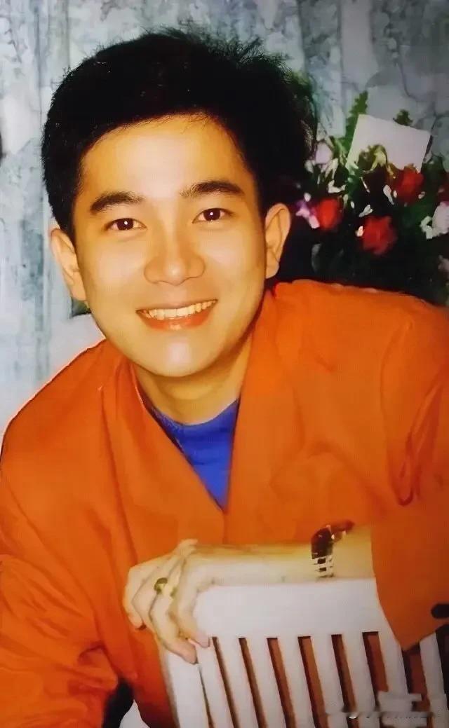 圣诞节的糖果，因为你的微笑更加甜美；圣诞树上的彩灯，因为你的开心更加闪亮。平安夜