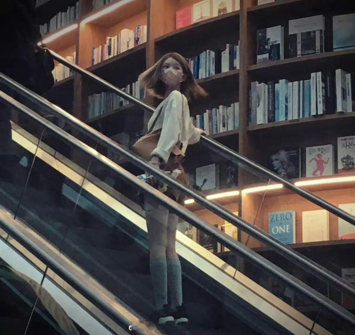 赵露思ins营业，现偶女主既视感 ​​​