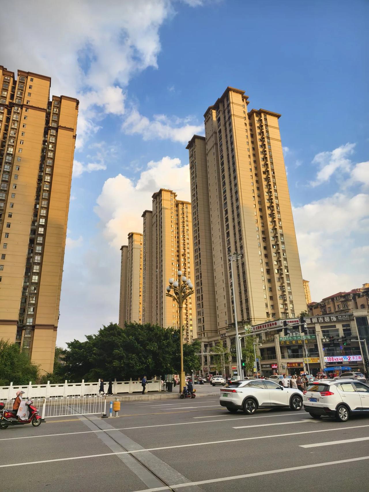 美丽大足
       ——南木子
美丽大足美丽家，
蓝天白云赛图画。
宜居城市
