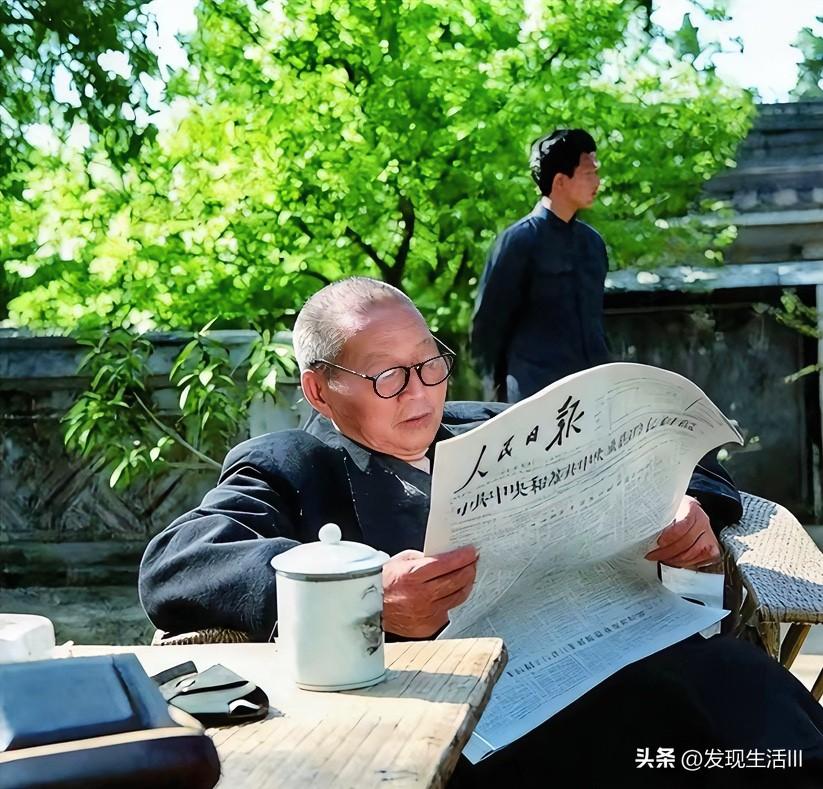 这是1964年“西康王”刘文辉的晚年留影。他是大地主刘文彩的亲兄弟。

 他曾统