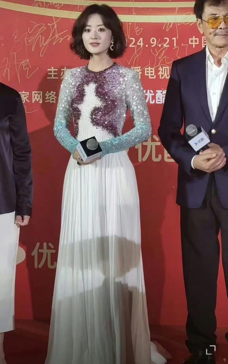 明明都是85花，怎么感觉赵丽颖看起来有一种和唐嫣差辈了的感觉 ​​​