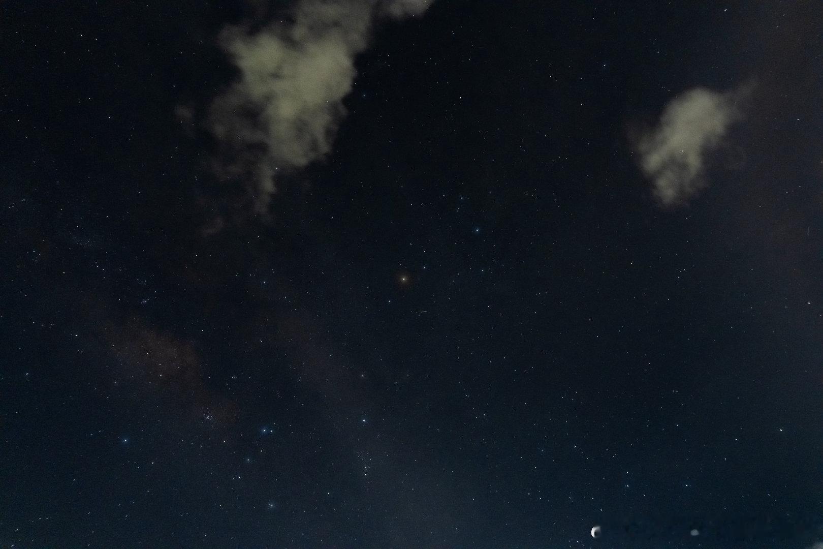这个张凌赫真的很浪漫，半夜和粉丝分析《这一秒过火》慕容清峄人物形象，讨论是不是恋
