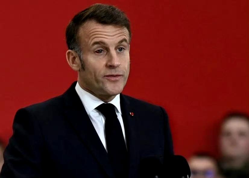 马克龙右眼有异样，法国网民调侃他是不是又被媳妇教育了。 ​​​