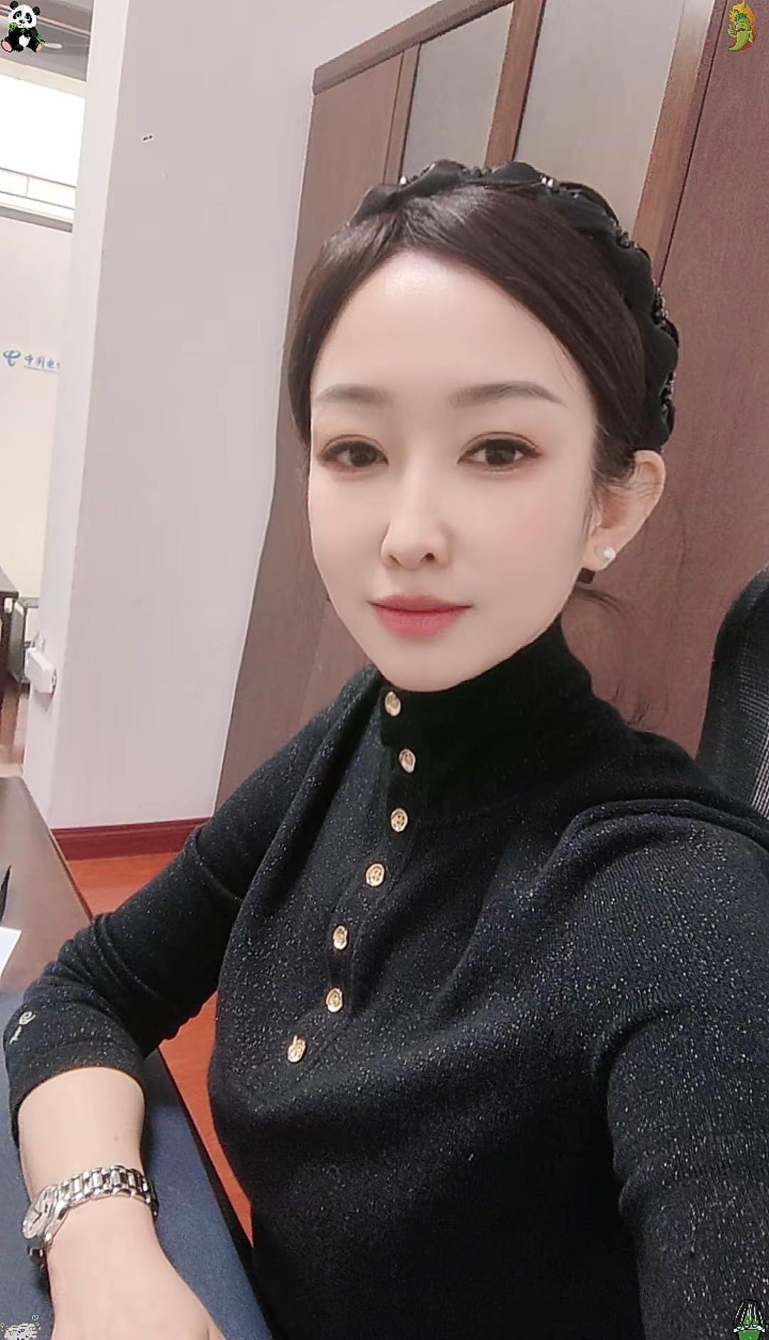 亲爱的老己，今年做个温暖的人，以最大的平静去爱我们不确定的生活，人静心安物简知足