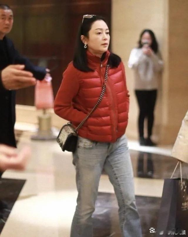 56岁的陈红亮相机场，素颜出镜状态真实自然，和普通人没什么差别，特别接地气。 