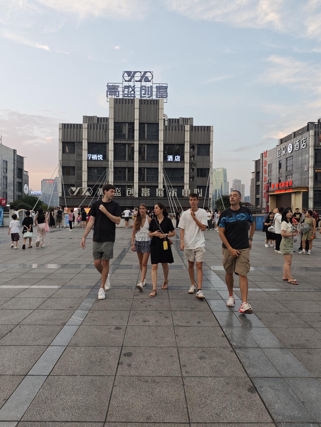 欧美游客爱上重庆游。
不是近邻的日韩，也不是东南亚的游客，而是高鼻子，白皮肤，人