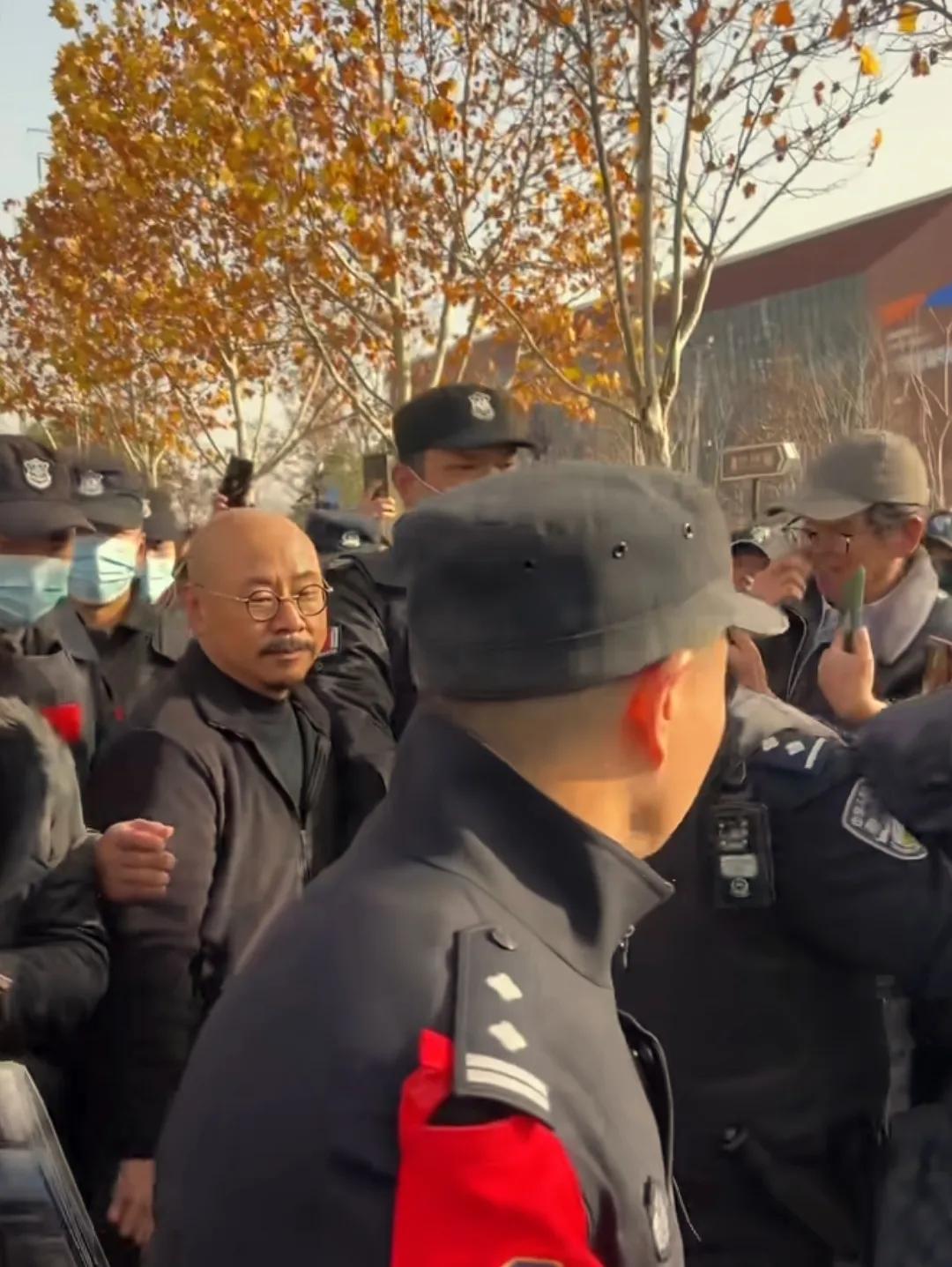 还是要为合肥的点赞，当地的安保是真给力。在今天下午有人模仿刀郎蹭流量走在街头拍段