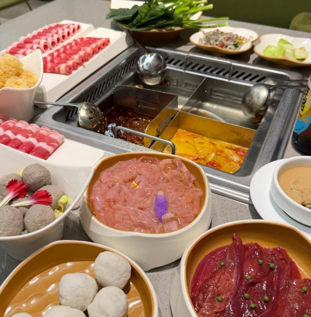 海底捞已通知一千多家门店内部排查

曾以“服务标杆”著称的海底捞，因一则员工举报