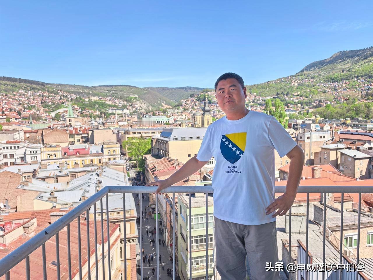 我来到波黑的第四天：中午，回到萨拉热窝，住在市中心的酒店，可以俯瞰这座城市。它就