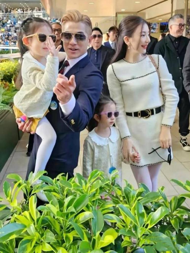 59岁郭富城官宣三胎得女，母女平安！他晒出女儿正面照，高鼻梁大眼睛神似方媛。郭富
