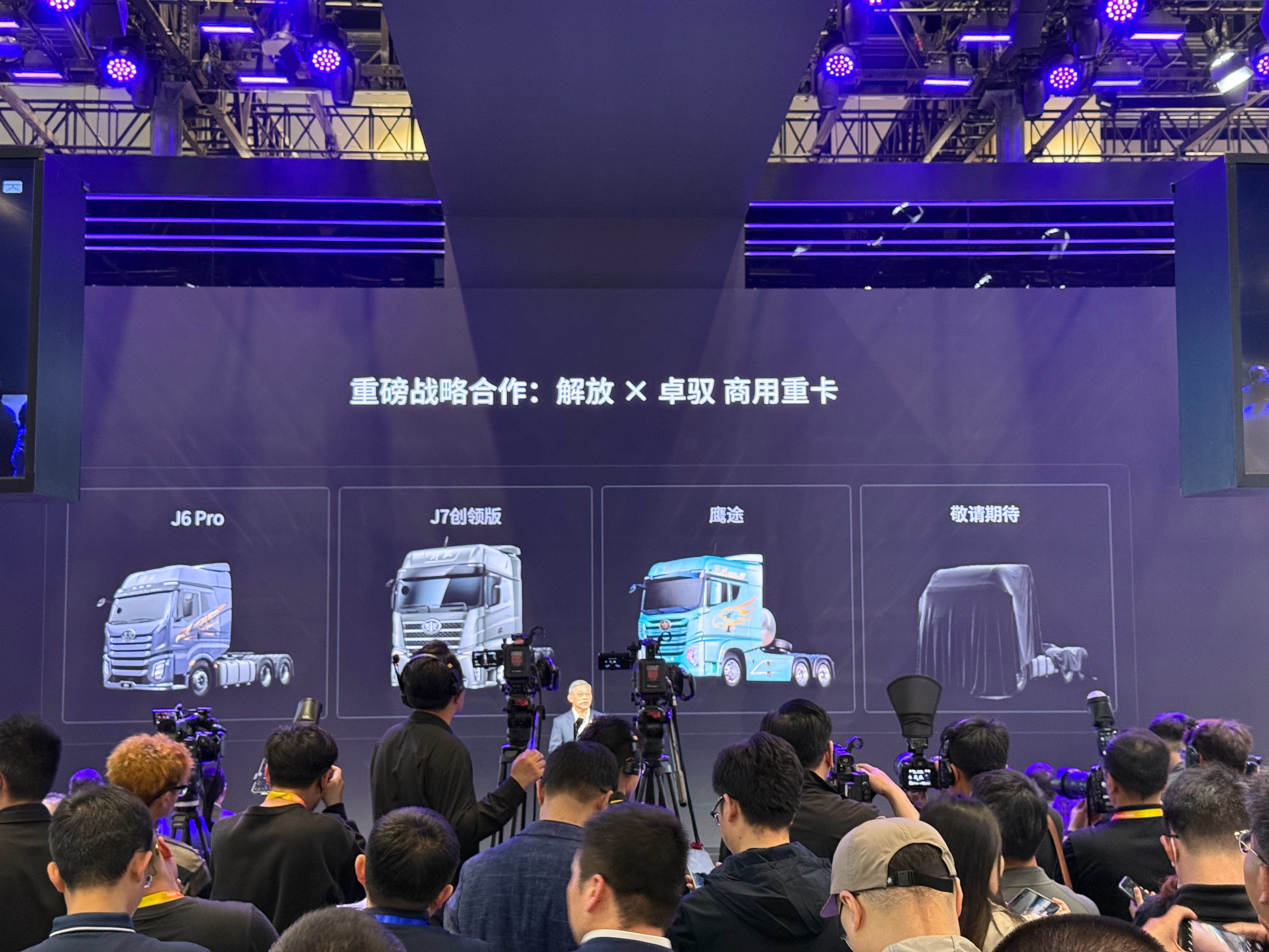 1. 卓驭的新方案是原生多模态大模型，这个思路跟小鹏挺像的，用做多模态大模型的思