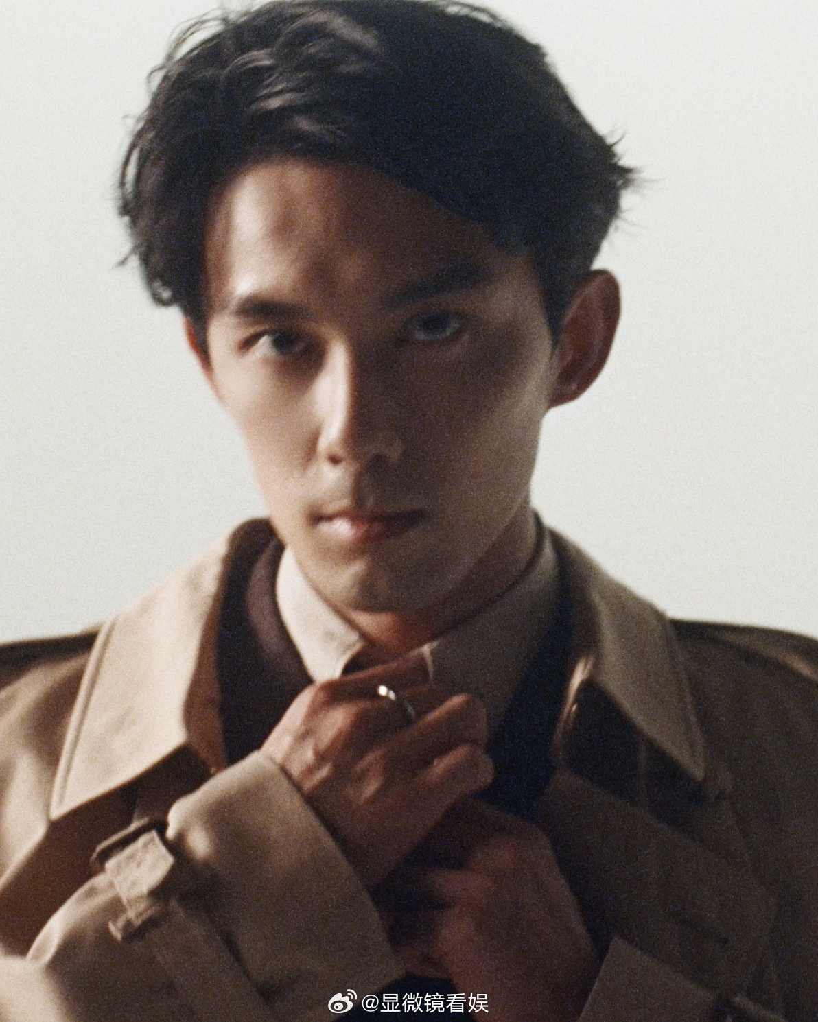 吴磊Burberry风衣大片 当英伦经典遇见新生代力量，会碰撞出怎样的火花？全新