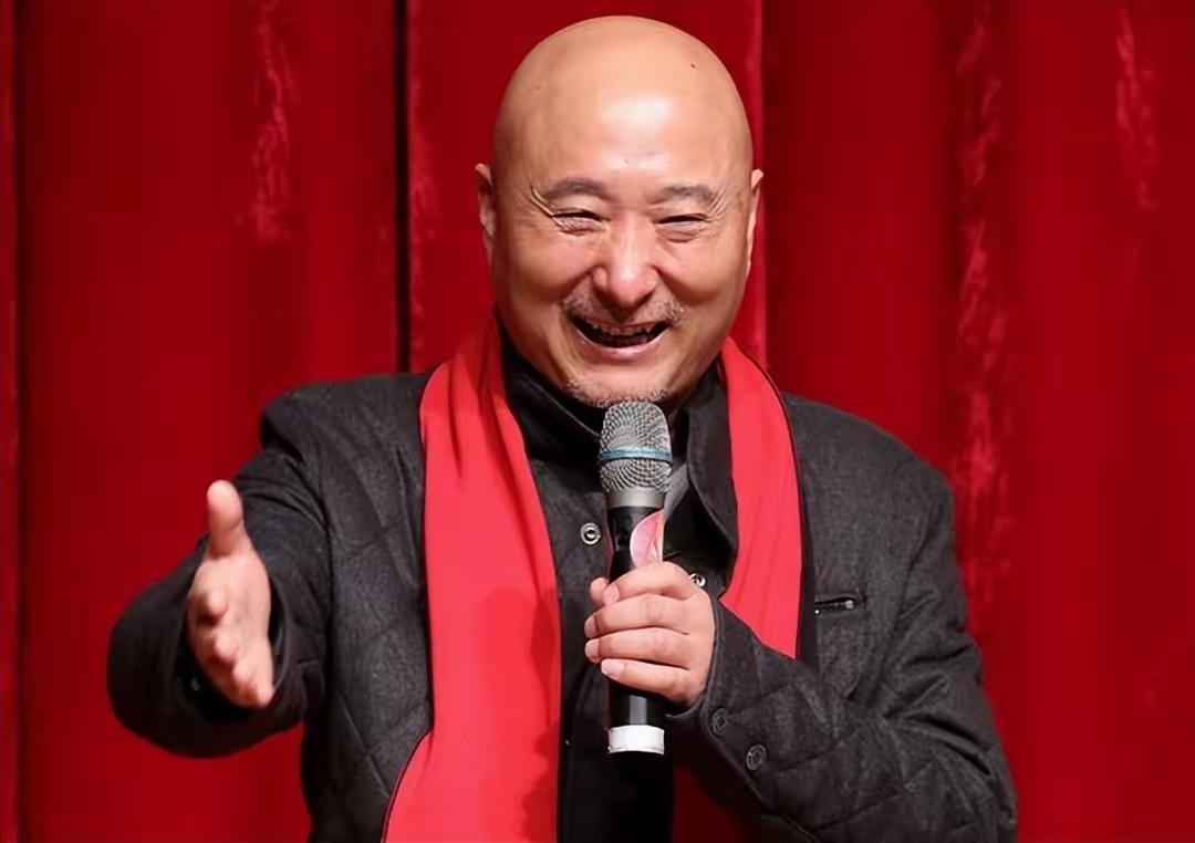 1973年，为了让儿子陈佩斯演戏，陈强求爷爷告奶奶的求团长:“求你把我儿子收了吧