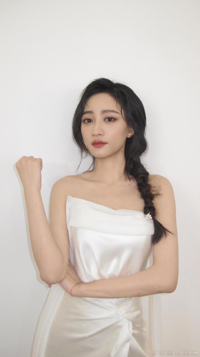黄婷婷时隔六年再上舞台黄婷婷解约后首个音乐节等了整整六年，黄婷婷的线下舞台终于来