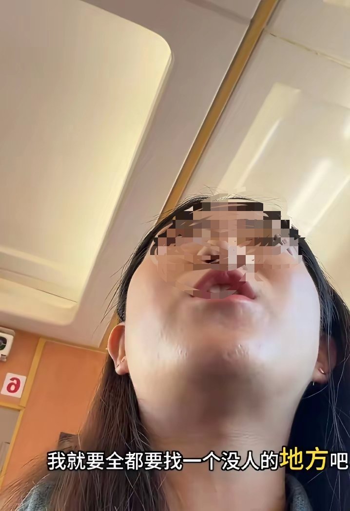 女子发视频称自己很勇敢，向列车长投诉有人在贴有“吸烟处”的地方吸烟，如果不禁止在