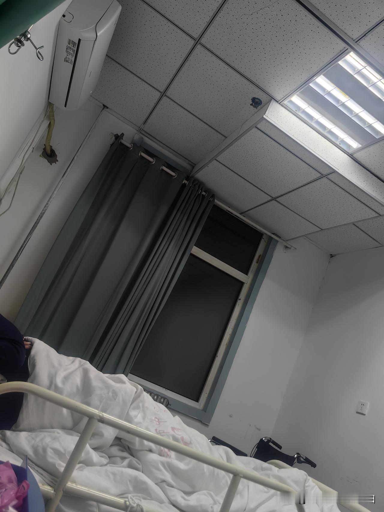 今天老公身上难受，心情也不好，我看他皱着眉头，我说我给你穿上衣裳我推着你去门口坐