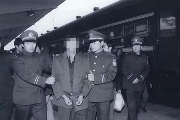 狱中丧失男性功能，出狱化身车站恶魔，孕妇肚皮刻字挑衅警方
上世纪九十年代中期，陕