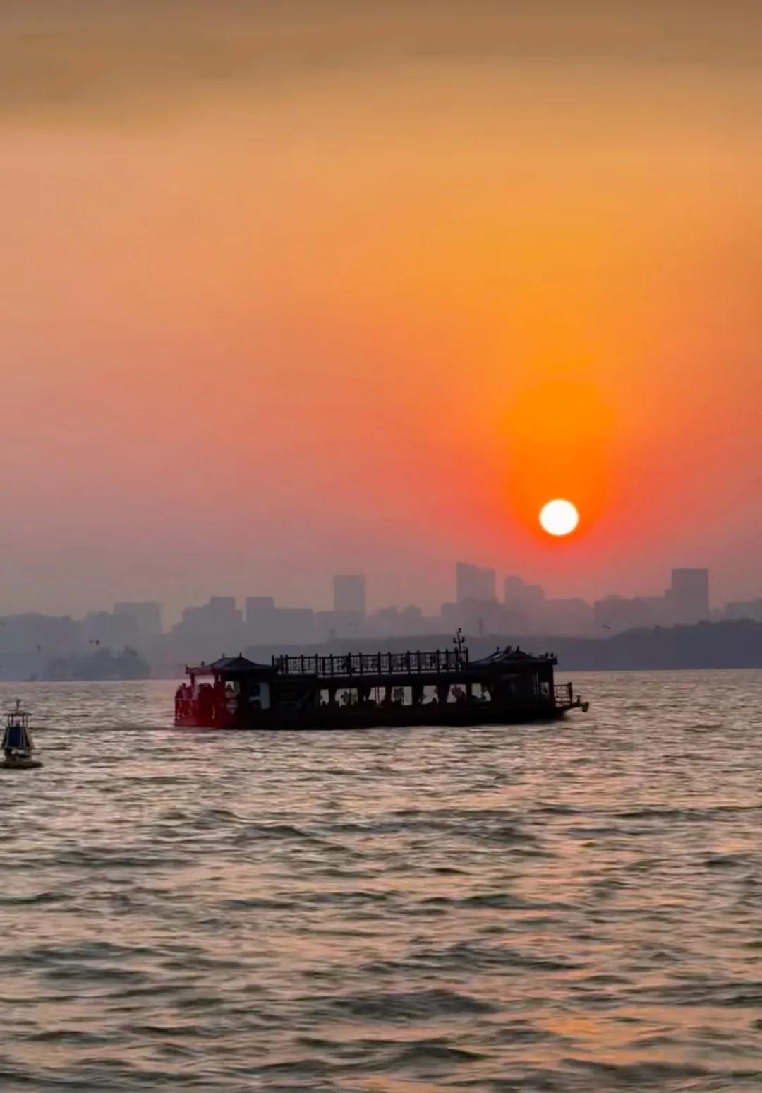 站在东湖听涛景区看落日，其美会让你震撼！