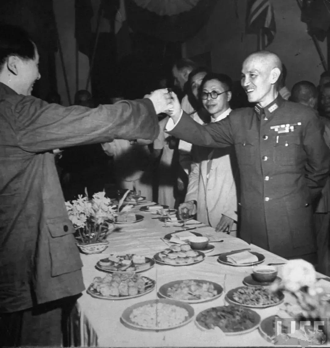 1945年，重庆，国共谈判招待宴会，毛泽东与蒋介石举杯。
     这是1946