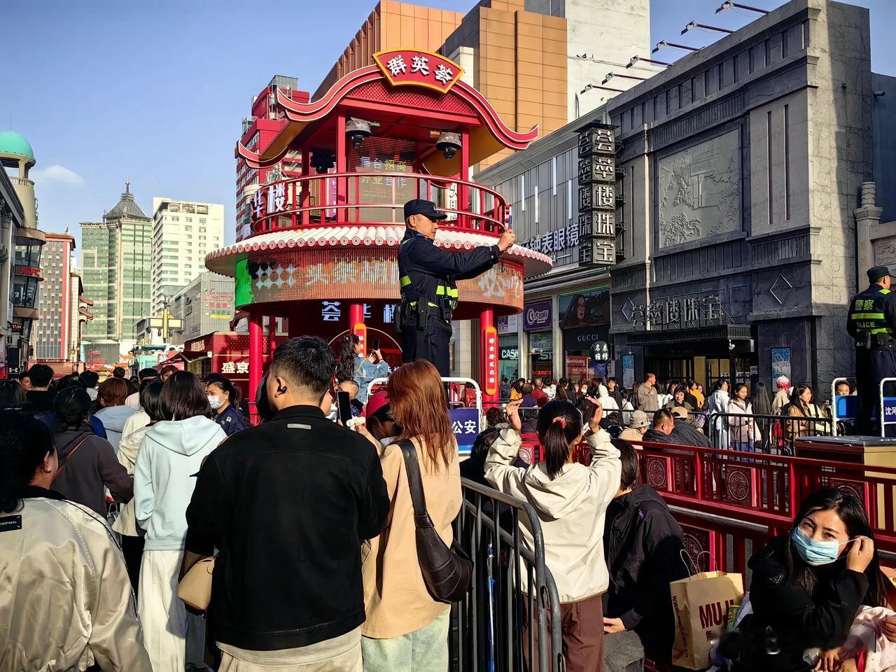想拍摄中街五一热闹盛景？找他就对了！

五一长假到沈阳旅游那可真是火爆非凡！中街