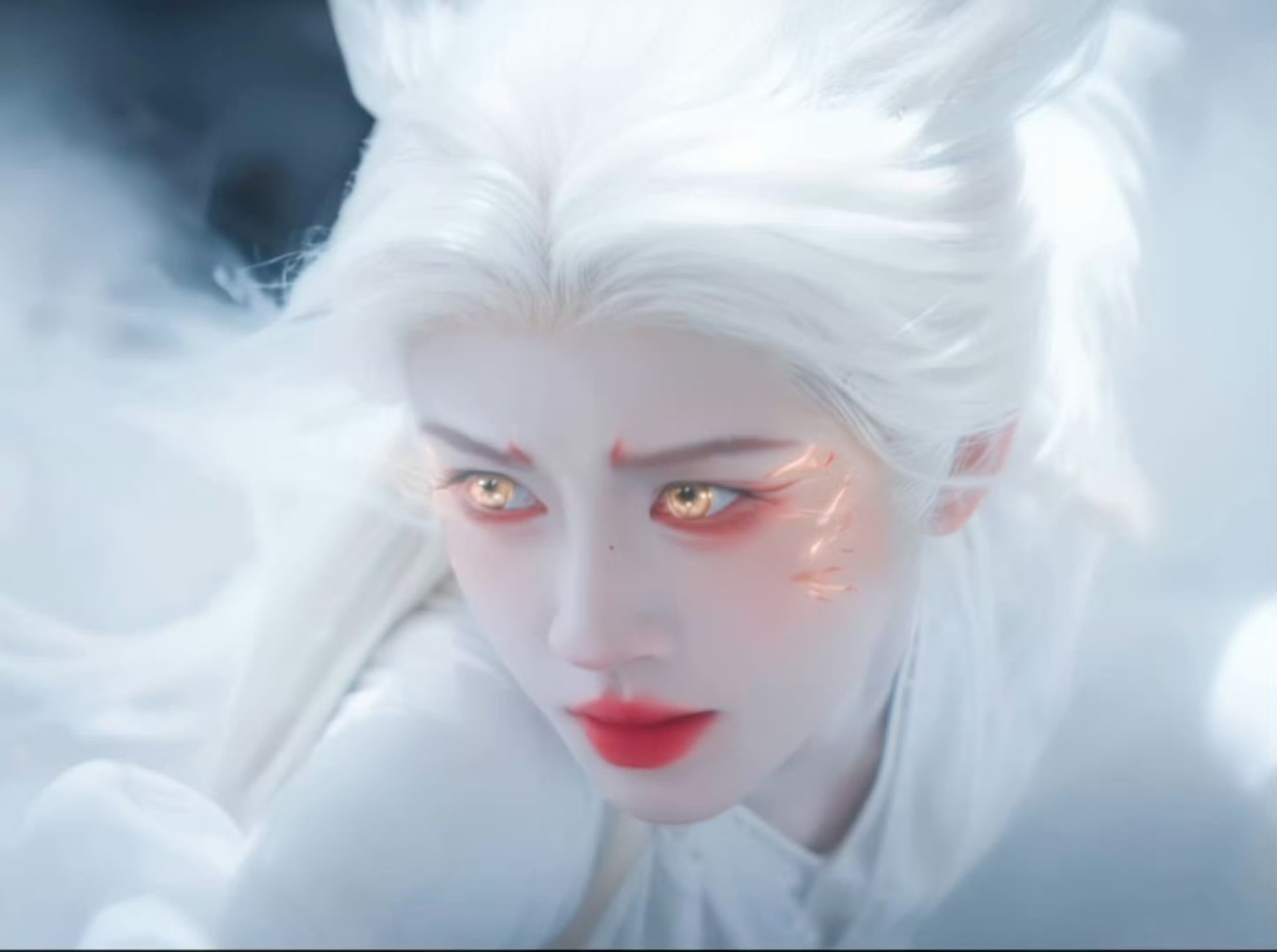 鞠婧祎鞠婧祎露芜衣又媚又美 鞠婧祎月鳞绮纪露芜衣好美，白发赤眸，又媚又美鞠婧祎露