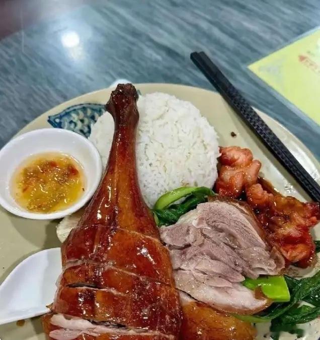 南方的朋友看过来！不同城市的烧腊饭价格差很多吧？你们平时吃这种双拼饭，一般都花多