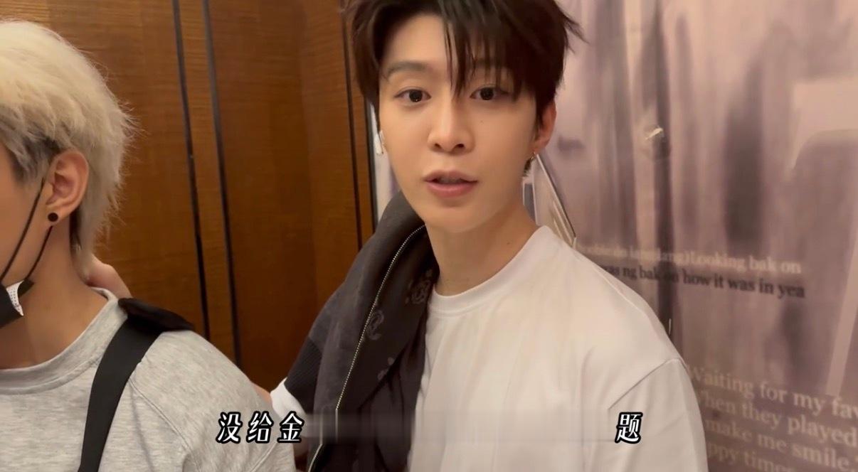 范丞丞奔跑的双面boss 范丞丞跑男vlog梗点满满！有人自称菜鸟，他秒接“你是