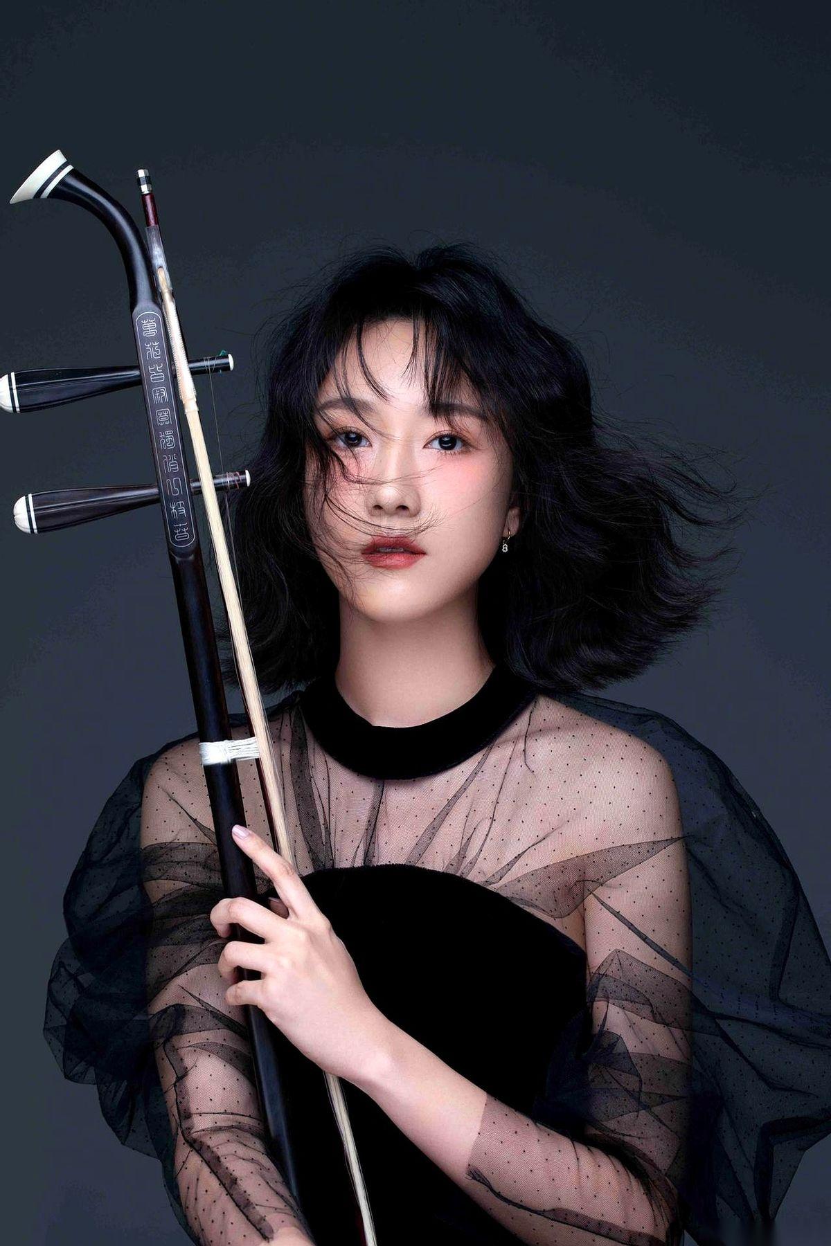 有一种人，专挑最亲近的人下手。
上一秒能把你损到脸上一阵红一阵白，话都卡在嗓子眼