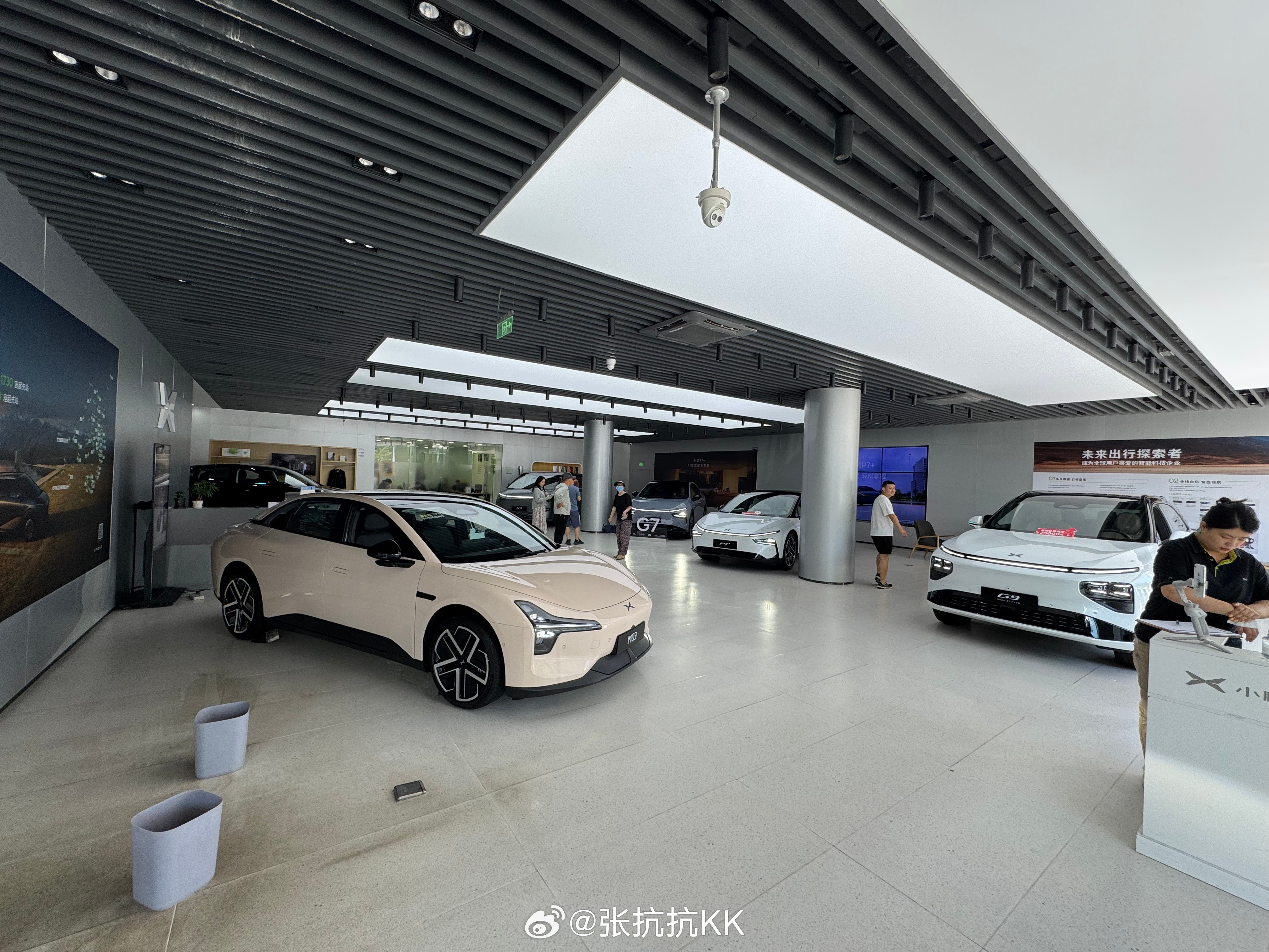 小鹏门店已经快摆满了！ P7来了还能给个C位吗？小鹏P7 ​​​