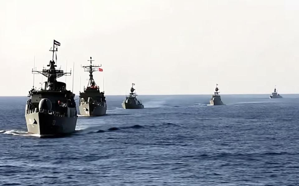 海上巡航，威武军舰，守护安宁！🚢🌊