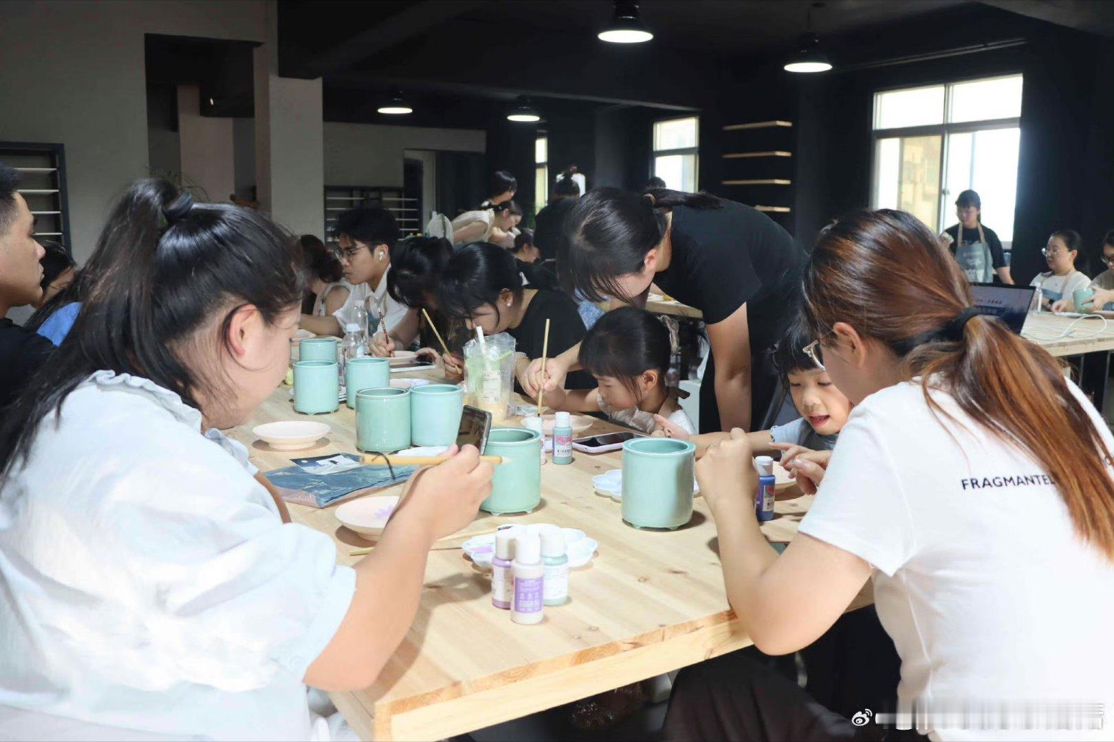 【台州路桥匠心传承青春赋能 】近日，路桥区政协青年夜校主题活动走进新桥镇台州窑陶